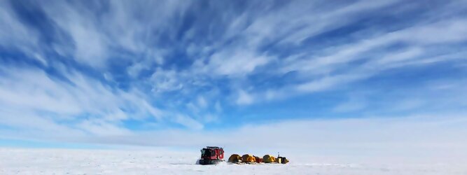 Trip Island beliebtes Urlaubsziel – Antarktis - Null Bewohner, Millionen Pinguine und feste Dimensionen. Am südlichen Ende der Erde, wo die Sonne nur zwischen Frühjahr und Herbst über dem Horizont aufgeht, liegt der 7. Kontinent, die Antarktis. Riesig, bis auf ein paar Forscher unbewohnt und ohne offiziellen Besitzer. Eine Welt, die überrascht, bevor Sie sie sehen. Deshalb ist ein Besuch definitiv etwas für die Schatzkiste der Erinnerung und allein die Ausmaße dieser Destination sind eine Sache für sich. Du trittst aus deinem gemütlichen Hotelzimmer und es begrüßt dich die warme italienische Sonne. Du blickst auf den atemberaubenden Gardasee, der in zahlreichen Blautönen schimmert - von tiefem Dunkelblau bis zu funkelndem Türkis. Majestätische Berge umgeben dich, während die Brise sanft deine Haut streichelt und der Duft von blühenden Zitronenbäumen deine Nase kitzelt. Du schlenderst die malerischen, engen Gassen entlang, vorbei an farbenfrohen, blumengeschmückten Häusern. Vereinzelt unterbricht das fröhliche Lachen der Einheimischen die friedvolle Stille. Du fühlst dich wie in einem Traum, der nicht enden will. Jeder Schritt führt dich zu neuen Entdeckungen und Abenteuern. Du probierst die köstliche italienische Küche mit ihren frischen Zutaten und verführerischen Aromen. Die Sonne geht langsam unter und taucht den Himmel in ein leuchtendes Orange-rot - ein spektakulärer Anblick.